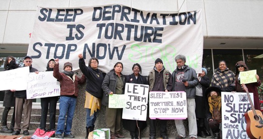 Tiltakozás az alvásmegvonással kínzás ellen